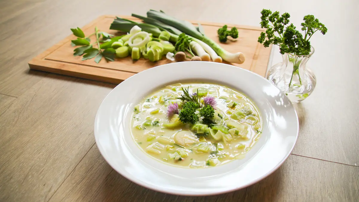 Cremige Lauchsuppe mit frischen Lauchringen und Kräutern – einfaches Wintergericht im Januar