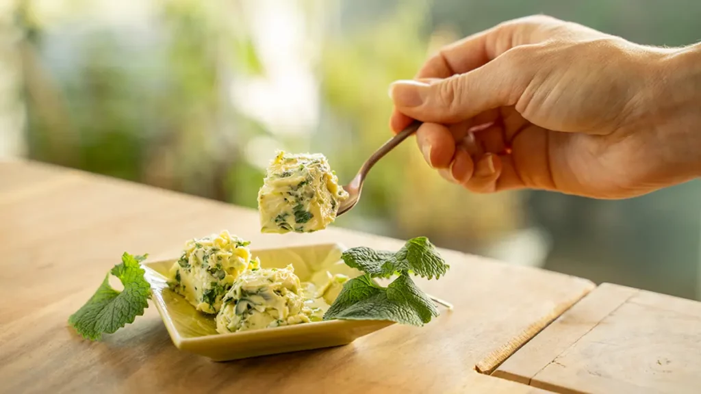Selbstgemachte Frühlingsbutter mit fein gehackter Knoblauchsrauke