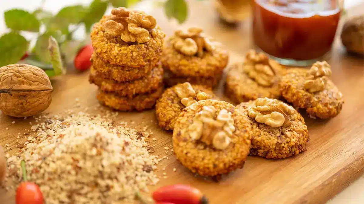 Wilde Hagebuttenplätzchen mit Walnüssen im November - das Rezept, das ...