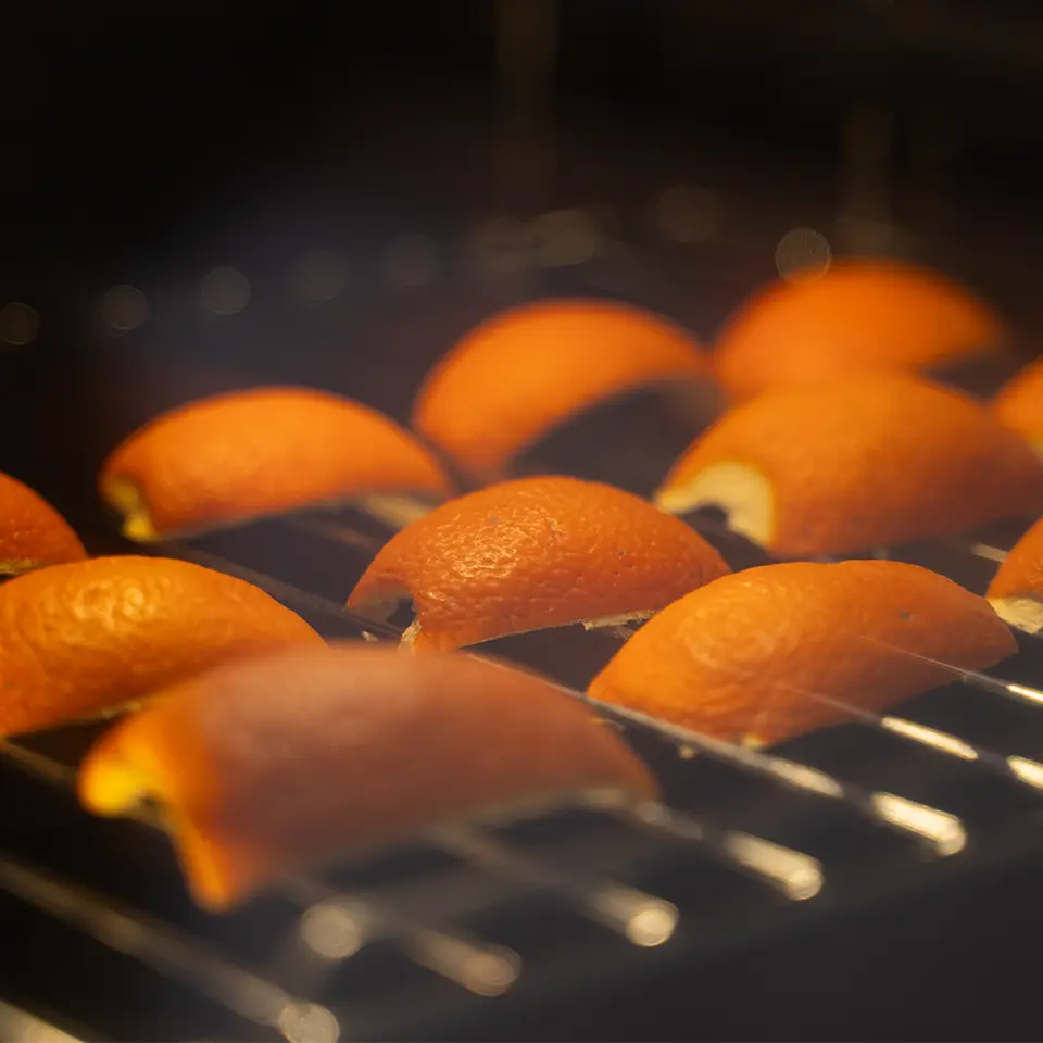 Orangenschalen trocknen
