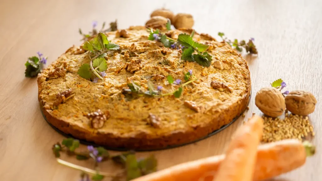 Saftiger Osterkuchen mit Gundermann und Karotten im April frisch gebacken