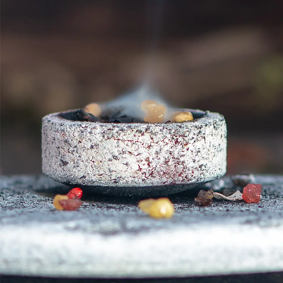 Räucherkohle mit Weihrauch