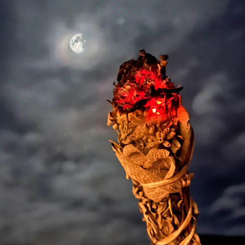 Räucherbündel an den Rauhnächten anzünden