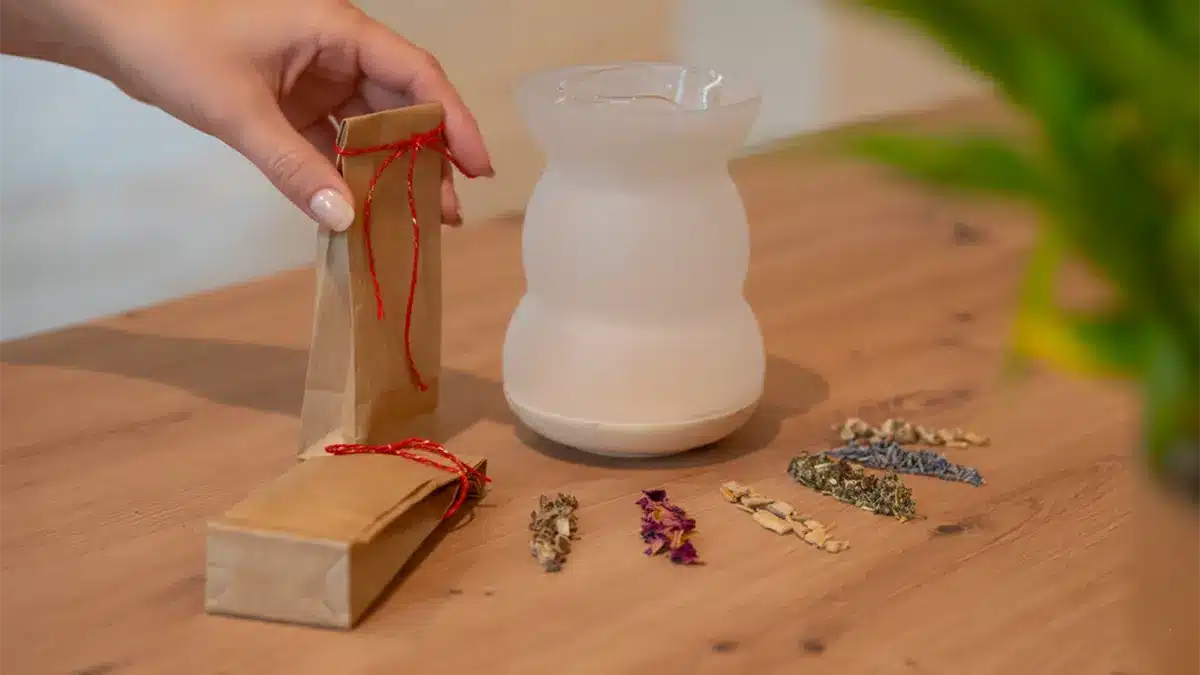 Die besten Kräuter und Hölzer für das Räuchern im Dezember und zu den Rauhnächten