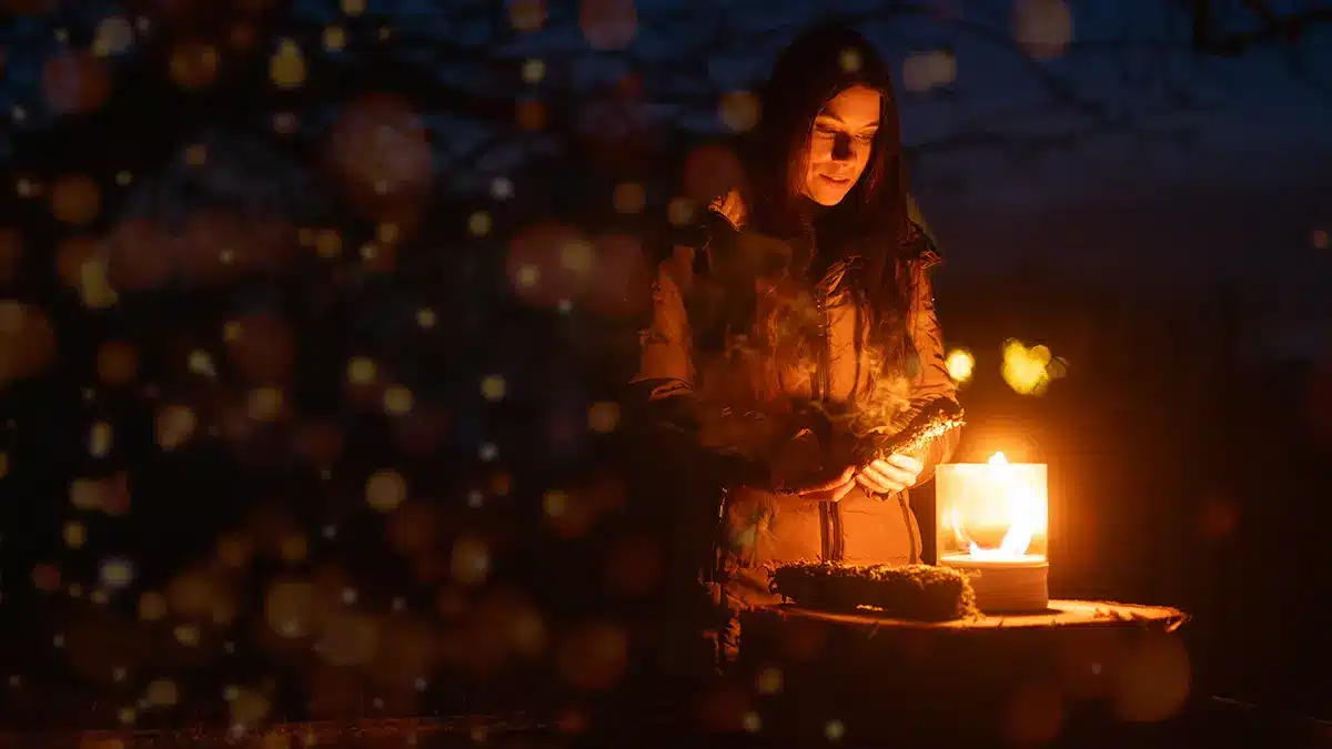 Räucherritual in den Rauhnächten im Dezember bei Kerzenschein – stille Einkehr und innere Klarheit in einer hektischen Zeit