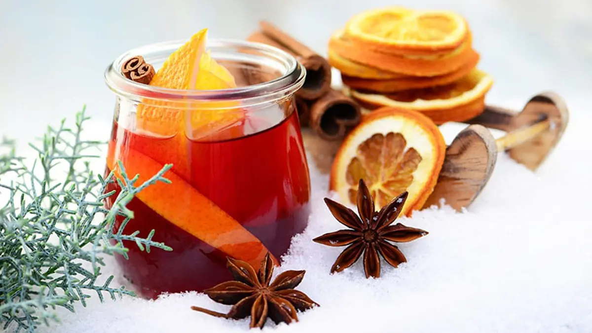 Rote-Bete-Punsch als alkoholfreie, zuckerfreie Glühwein-Alternative im Glas mit winterlichen Gewürzen wie Zimt, Sternanis und Orange.
