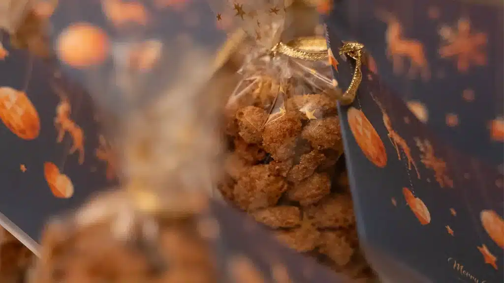 Selbstgemachte gebrannte Mandeln im Glas – frisch zubereitet wie vom Weihnachtsmarkt