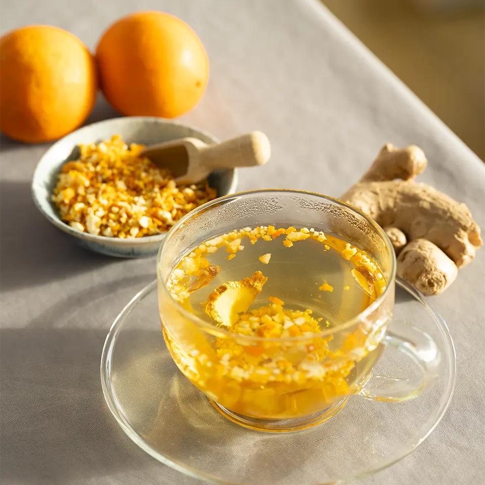Tee mit Orangenschalen und Ingwer