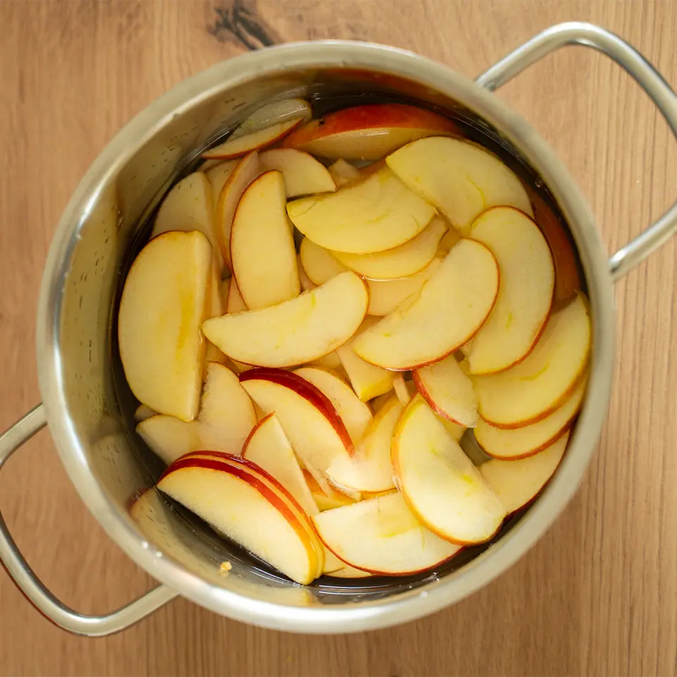 Topf mit Apfelschnitzen
