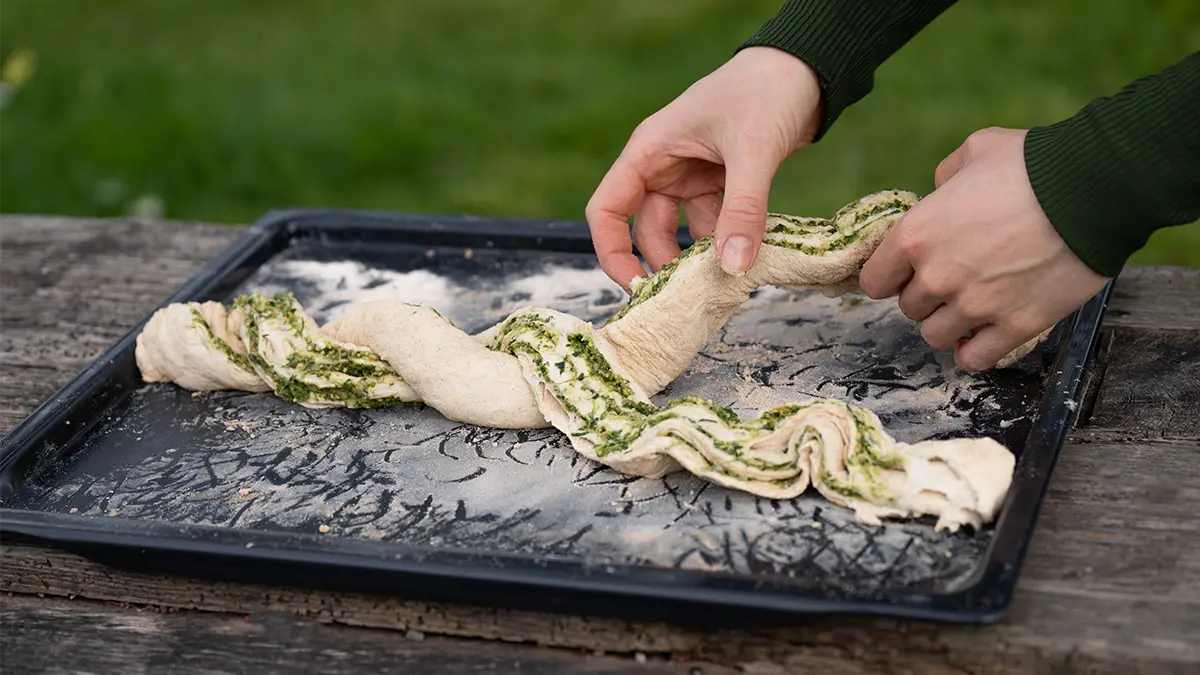 Frisch gebackener Wildkräuter-Brotkranz mit Bärlauch und Giersch im Mai – saftiges Hefebrot mit heimischen Maikräutern