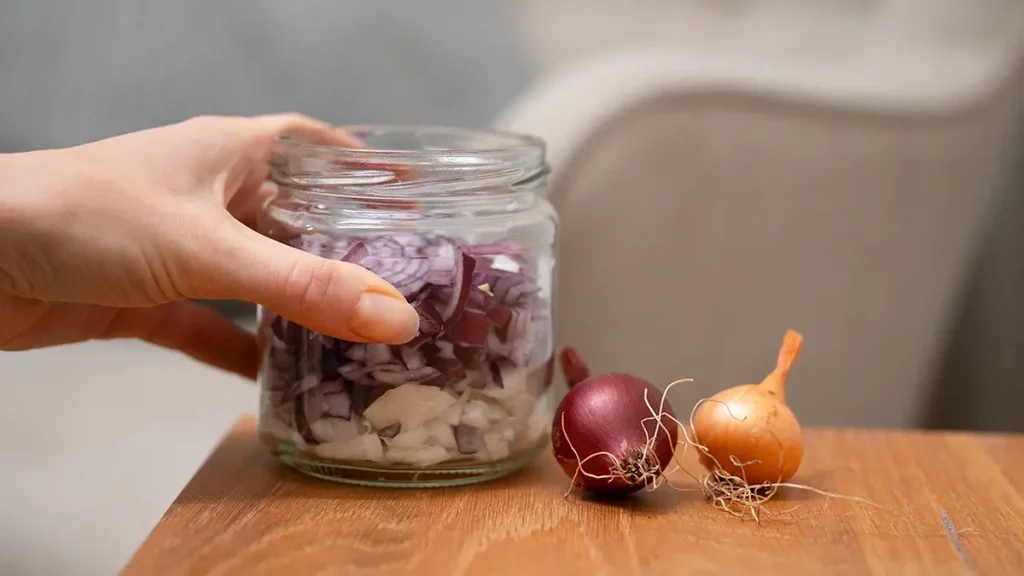 Zwiebeln richtig einfrieren – gewürfelte Zwiebeln luftdicht im Glas haltbar machen